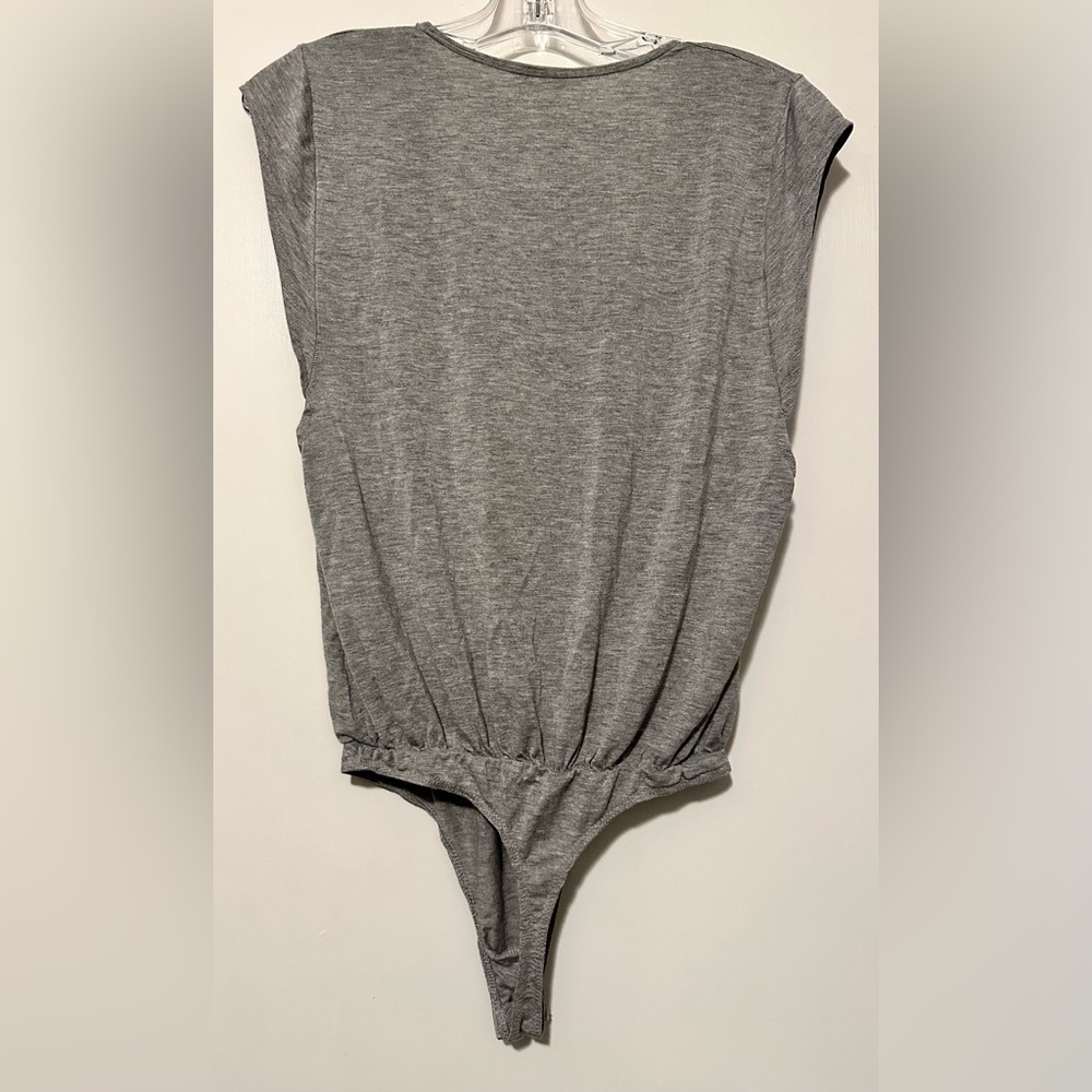 Free People intimately gray vneck tee shirt bodysuit capped sleeve size S - Picture 2 of 8
